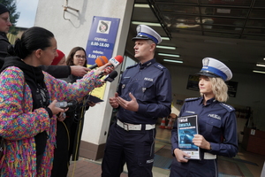 policjanci rozmawiają z dziennikarzami