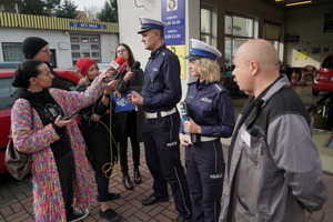 policjanci rozmawiają z dziennikarzami