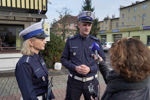 policjanci rozmawiają z dziennikarzami