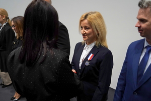 wyróżnieni otrzymują odznaczenia od przedstawiciela związków zawodowych