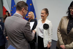 wyróżnieni otrzymują gratulacje od Wojewody