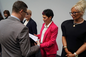 wyróżnieni otrzymują gratulacje od Wojewody