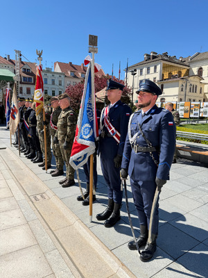 Obchody Święta Flagi na rynku w Bydgoszczy.