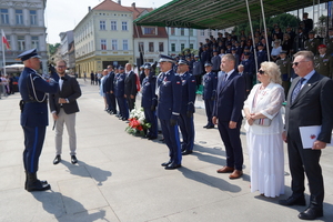 Defilada na zakończenie Święta Policji i gratulacje od bliskich