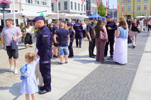 Defilada na zakończenie Święta Policji i gratulacje od bliskich