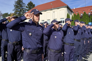 Policjanci z KWP i KMP w Bydgoszczy oddają hołd poległemu na służbie policjantowi