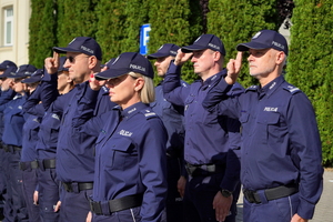 Policjanci z KWP i KMP w Bydgoszczy oddają hołd poległemu na służbie policjantowi