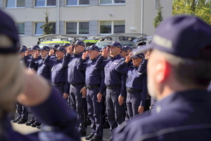 Policjanci z KWP i KMP w Bydgoszczy oddają hołd poległemu na służbie policjantowi