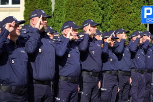 Policjanci z KWP i KMP w Bydgoszczy oddają hołd poległemu na służbie policjantowi