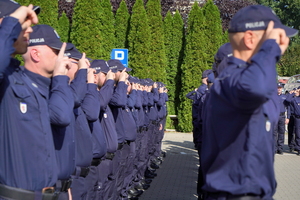 Policjanci z KWP i KMP w Bydgoszczy oddają hołd poległemu na służbie policjantowi