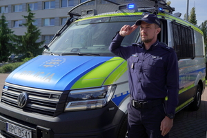Policjanci z KWP i KMP w Bydgoszczy oddają hołd poległemu na służbie policjantowi