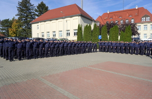 Policjanci z KWP i KMP w Bydgoszczy oddają hołd poległemu na służbie policjantowi