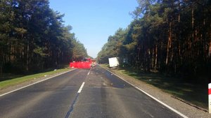 zablokowana droga w wyniku wypadku