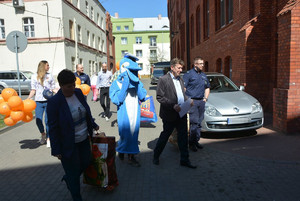 Goście (policjanci i przedstawiciele fundacji) idą do szpitala.