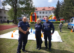 Widok zewnętrznego terenu, na którym odbywał się festyn. Na pierwszym planie policjanci uczestniczący w festynie.