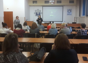 Sala odpraw jednostki policji. Uczestnicy podczas dyskusji.