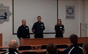 Sala odpraw w budynku KMP w Bydgoszczy. Policjanci przed rozpoczęciem rywalizacji. Przemawiają organizatorzy.