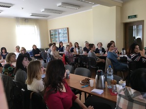 Sala konferencyjna w śródmiejskim komisariacie. Grono przybyłych pedagogów.