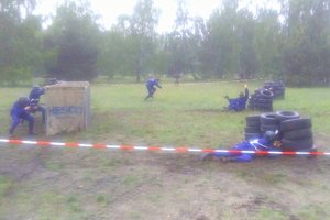 uczniowie klasy policyjnej strzelają z paintballa