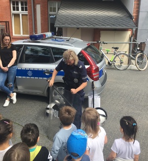 Pokaz sprzętu policyjnego dla dzieci- radiowozu i wyposażenia policjanta do służby.