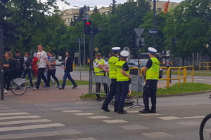 policjanci ruchu drogowego kontrolują skrzyżowanie