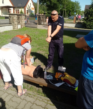 Uczestniczka ćwiczy na fantomie czynności resuscytacyjne pod okiem asp. Sławomira Szeląga.