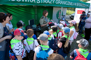 funkcjonariusz straży granicznej rozmawia z dziećmi na temat pracy pograniczników