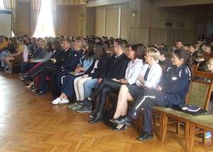 Sala konferencyjna. Zgromadzeni goście siedzący na krzesłach. Wśród nich bydgoscy policjanci.