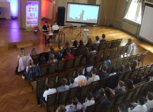 Sala konferencyjna. Widok z góry na wszystkich uczestników forum.