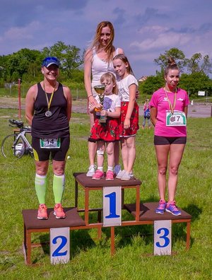 Zwycięskie zawodniczki stoją na podium. Pierwsza od lewej st. sierż. Izabela Cichulska Quaas.