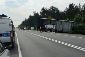 pojazd ciężarowy z naczepą stoi na poboczu. Tył naczepy wystaje na drodze