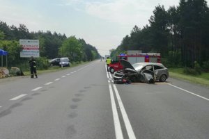 rozbity samochód stoi na środku drogi