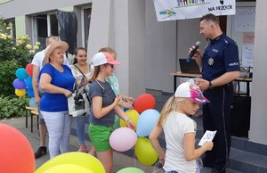 Policjant podczas prelekcji skierowanej do dzieci i ich opiekunów.