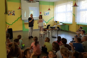 goście rozmawiają z uczniami