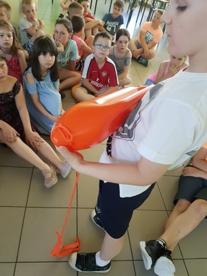 chłopiec trzyma w ręku boję ratowniczą