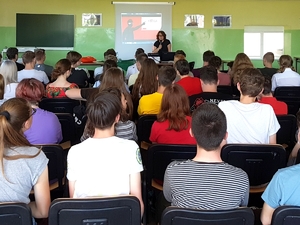 pracownik cywilny policji rozmawia z uczniami