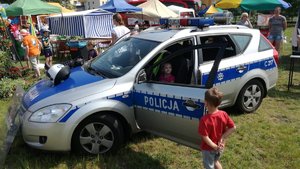 Dzieci oglądają radiowóz od środka podczas &quot;Salezjańskich Dni Młodości&quot; w Szkole Podstawowej przy ul Salezjańskiej 1 w Bydgoszczy.