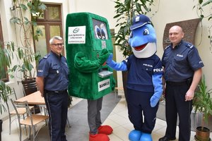 Pierwszy Zastępca Komendanta Miejskiego Policji w Bydgoszczy mł. insp. Przemysław Mielczarek oraz Naczelnik Wydziału Prewencji KMP w Bydgoszczy podinsp. Tomasz Meyze stoją z maskotkami banku oraz policji.