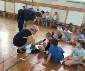 Policjanci rozmawiają z uczniami podczas zajęć.