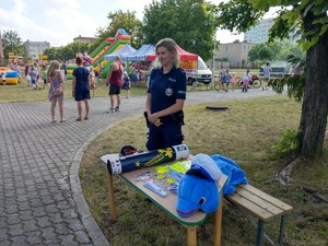 Policjantka przy stoisku policyjnym podczas festynu.