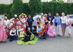 Zdjęcie grupowe uczestników festynu. Policjanci stoją wśród nich.