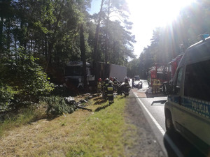 wypadek drogowy na drodze krajowej nr 10 z udziałem TIR-a i pojazdu osobowego