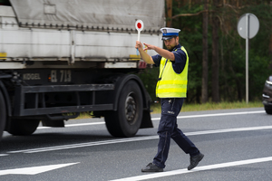 policjant zatrzymuje do kontroli pojazd