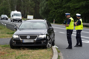 policjanci kontrolują kierowce pojazdu