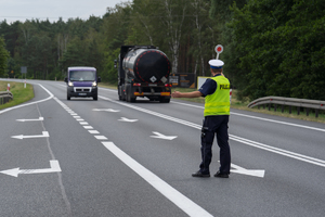 policjant zatrzymuje do kontroli auto