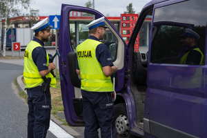 policjanci kontrolują kierującego autem