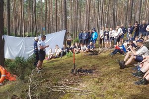 policjanci rozmawiają ze skautami