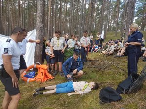 policjanci omawiają zasady udzielania pierwszej pomocy