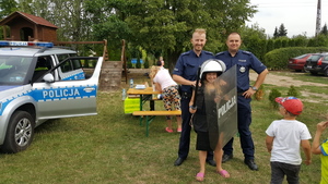 Policjanci prezentują sprzęt PZ będący na wyposażeniu policji.