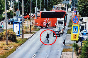 pieszy przechodzi przez drogę w miejscu niedozwolonym